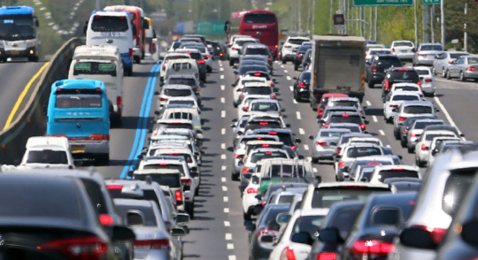 주말을 맞아 꽉막힌 도로. 연합뉴스